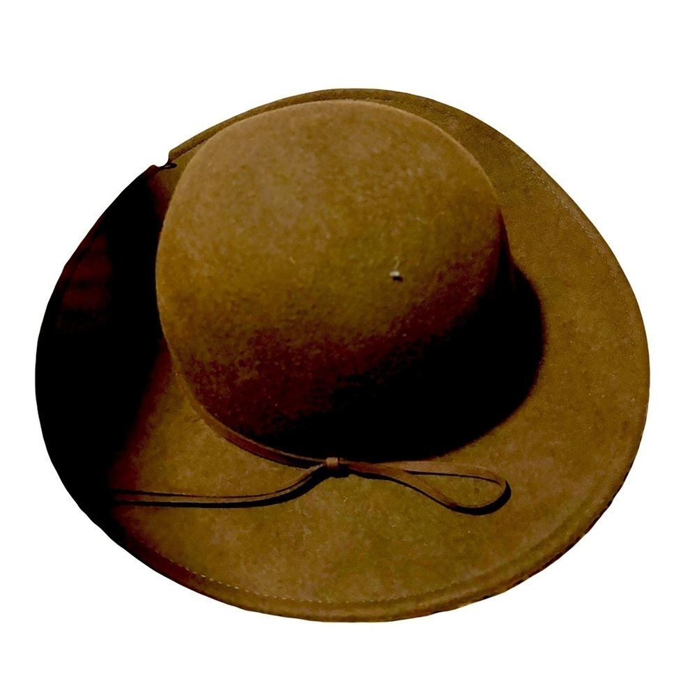 Armed green women hat